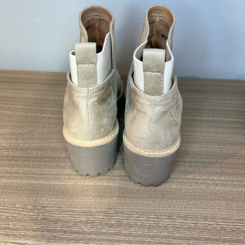 DV by Dolce Vita Tan Suede Ankle Booties Rango size 8.5 womens - Picture 3 of 9